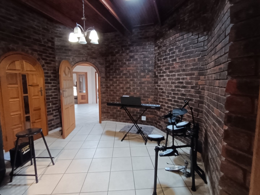 5 Bedroom Property for Sale in Universitas Ridge Free State